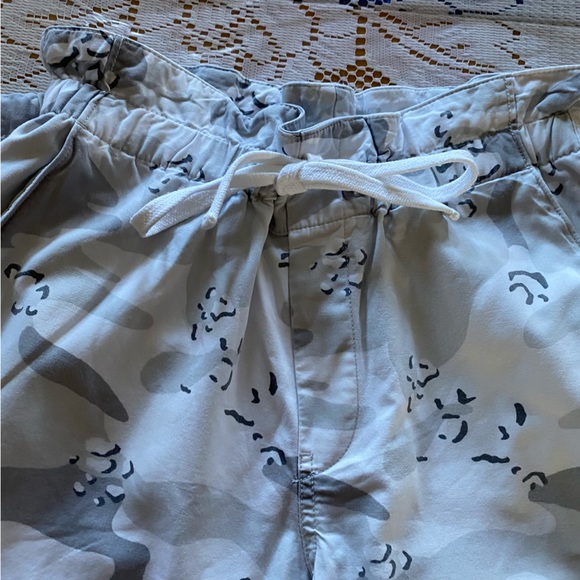 Hollister • Ultra High-Rise Woven Jogger Pants in Grey Camo - Picture 5 of 14